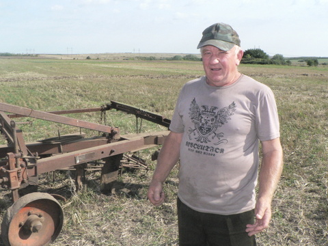 Иван Павлович Ецков всю свою жизнь работал в сельской школе учителем труда. А выйдя на пенсию, стал заниматься сельским хозяйством. На тридцати сотках земли он выращивает пшеницу и ячмень на продажу, а также арбузы и огурцы для себя